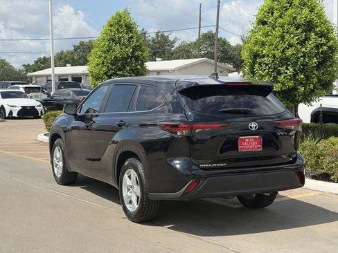 Certified 2025 Toyota Highlander LE FWD image 5