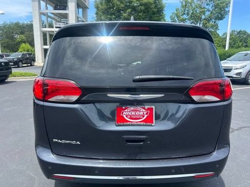 Used 2020 Chrysler Pacifica Touring-L FWD image 8