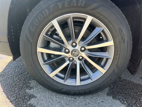 Used 2019 Toyota Highlander XLE AWD/4WD image 27
