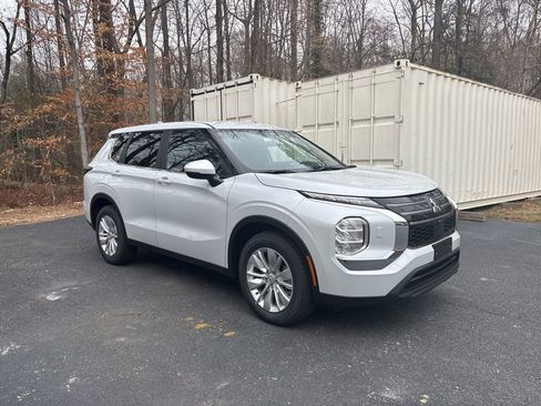 New 2026 Mitsubishi Outlander ES image 1