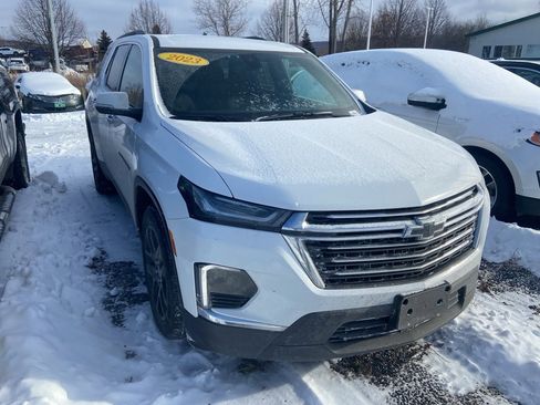 Used 2023 Chevrolet Traverse LT image 1