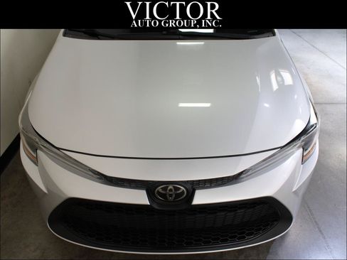 Used 2020 Toyota Corolla LE FWD image 3