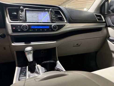 Used 2016 Toyota Highlander XLE AWD/4WD image 19