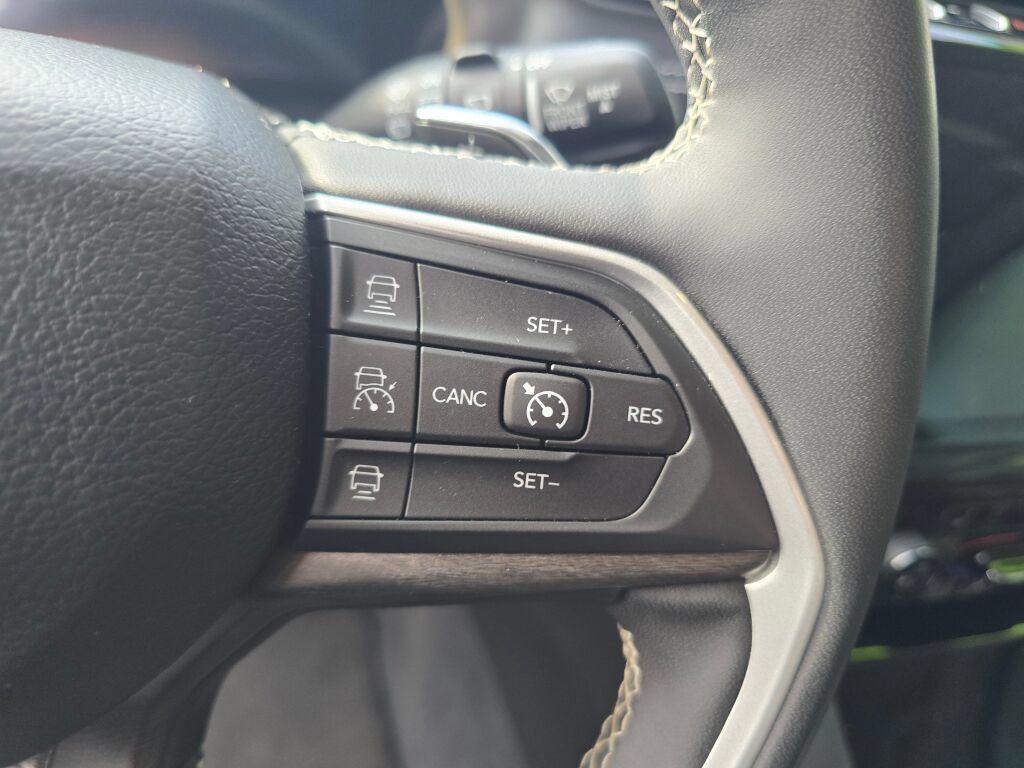 Used 2023 Jeep Grand Cherokee Limited AWD/4WD image 23