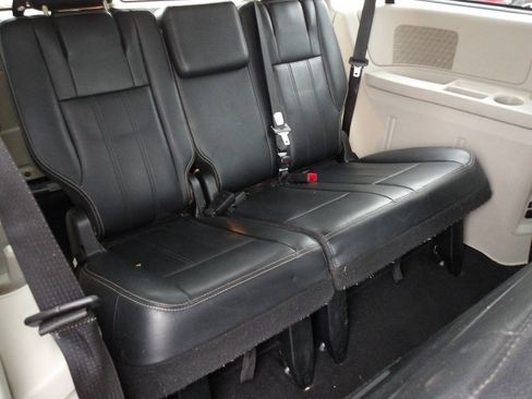 Used 2013 Chrysler Town & Country Touring FWD image 7