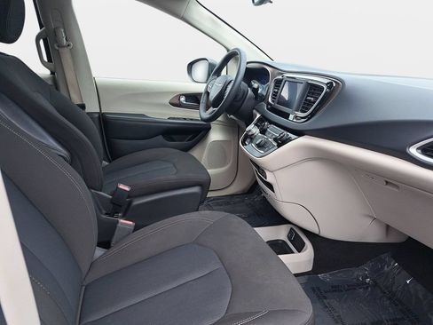Certified 2023 Chrysler Voyager LX FWD image 10