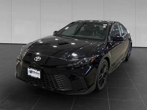 Used 2025 Toyota Camry SE image 1