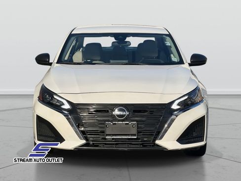 Used 2024 Nissan Altima 2.5 SV image 2