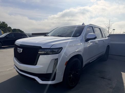 Used 2023 Cadillac Escalade ESV Sport w/ LPO, ONYX Package image 4