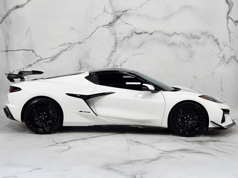 Used 2025 Chevrolet Corvette Z06 w/ Z07 Performance Package RWD image 19