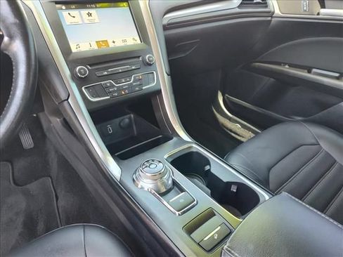 Used 2017 Ford Fusion SE w/ Equipment Group 201A FWD image 21