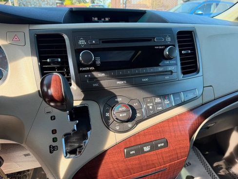 Used 2011 Toyota Sienna XLE AWD/4WD image 21