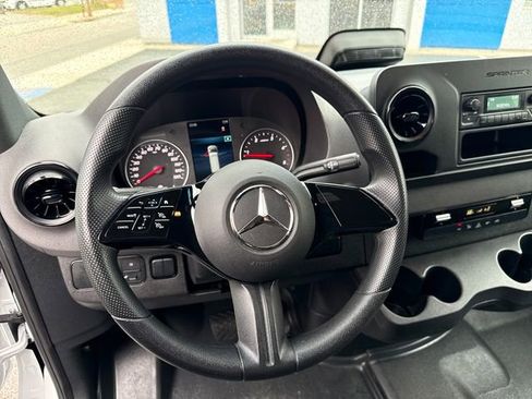 Used 2025 Mercedes-Benz Sprinter 2500 image 18