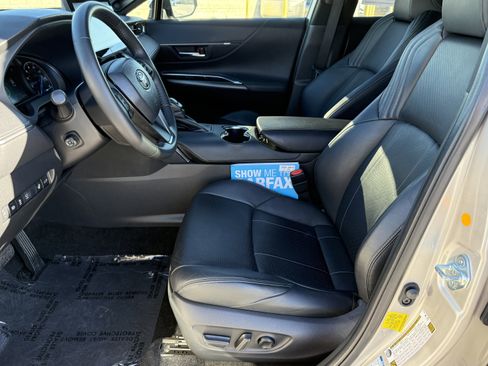 Used 2021 Toyota Venza Limited image 19