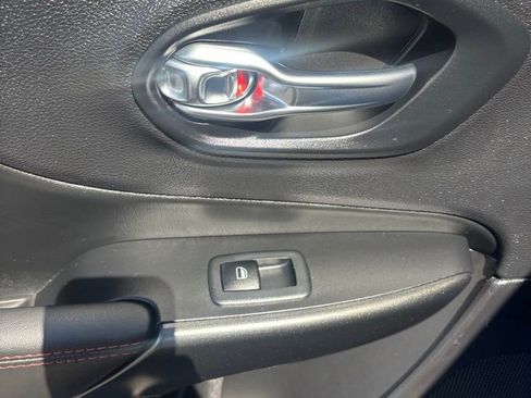 Used 2022 Jeep Cherokee Trailhawk image 11