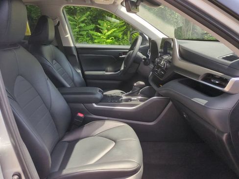 Used 2024 Toyota Highlander XLE AWD/4WD image 29