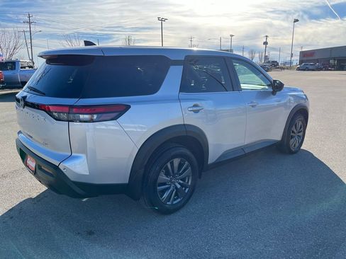 Used 2024 Nissan Pathfinder S image 19
