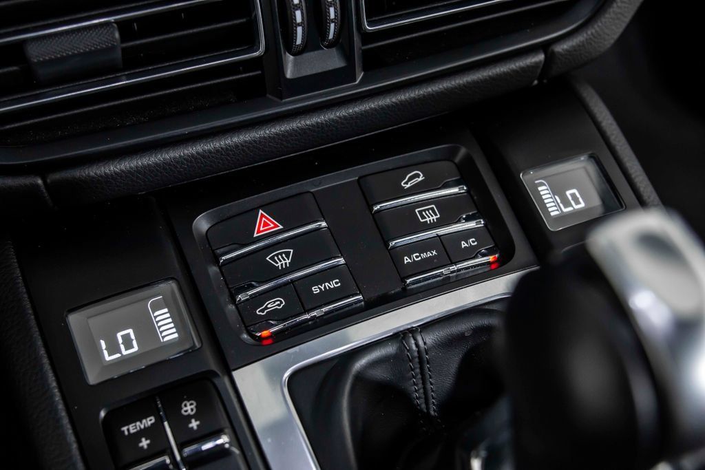 Used 2020 Porsche Macan AWD/4WD image 35