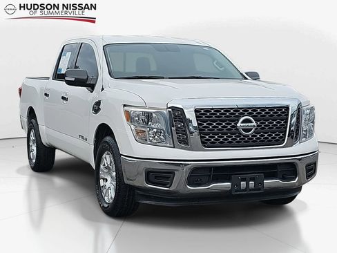 Used 2017 Nissan Titan SV image 1