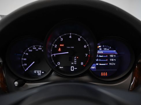 Certified 2023 Porsche Macan AWD/4WD image 32