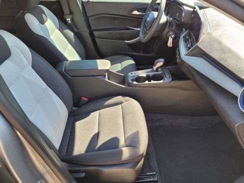 Used 2025 Chevrolet Trax LS w/ LS Convenience Package FWD image 10