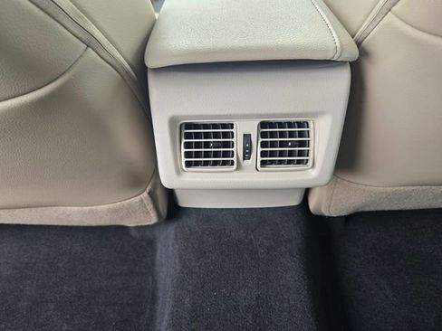 Used 2020 Toyota Camry XLE image 10