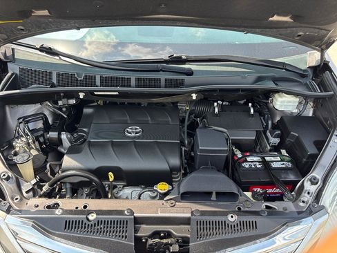 Used 2014 Toyota Sienna XLE w/ XLE Premium Package FWD image 10