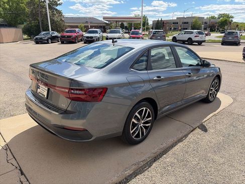 Used 2025 Volkswagen Jetta SE FWD image 10