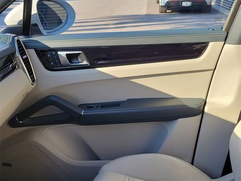 Certified 2022 Porsche Cayenne Platinum Edition image 24