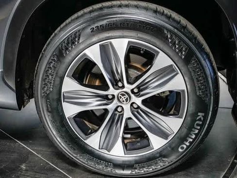 Certified 2022 Toyota Highlander XLE image 12