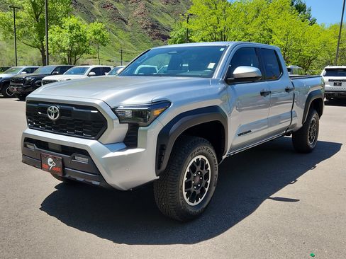 Used 2025 Toyota Tacoma TRD Off-Road w/ TRD Off Road Premium Package AWD/4WD image 4