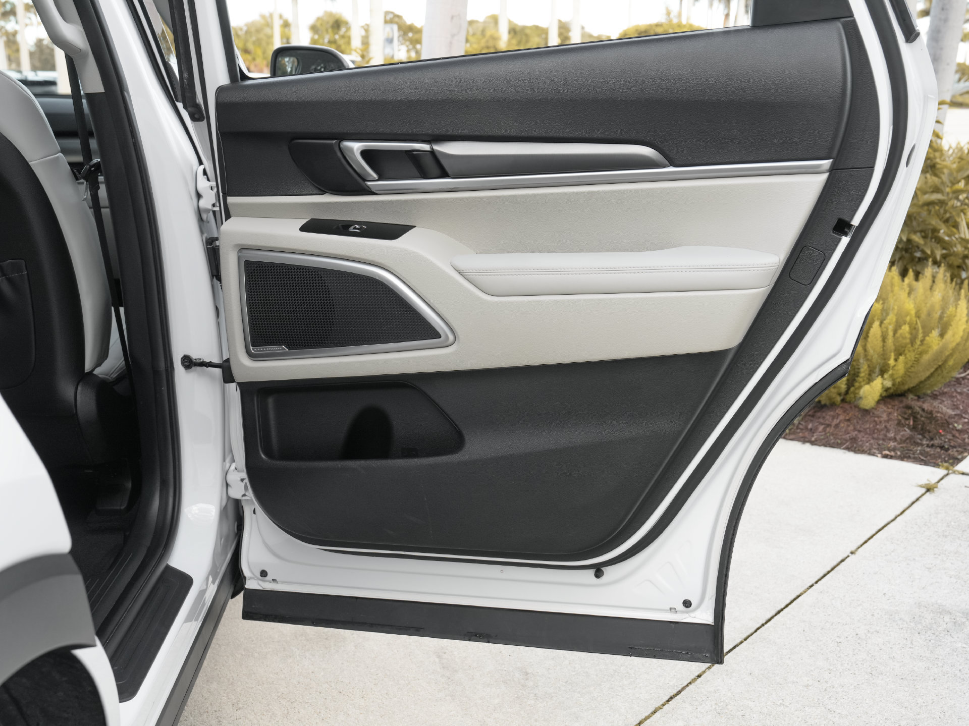 Used 2025 Kia Telluride S FWD image 44