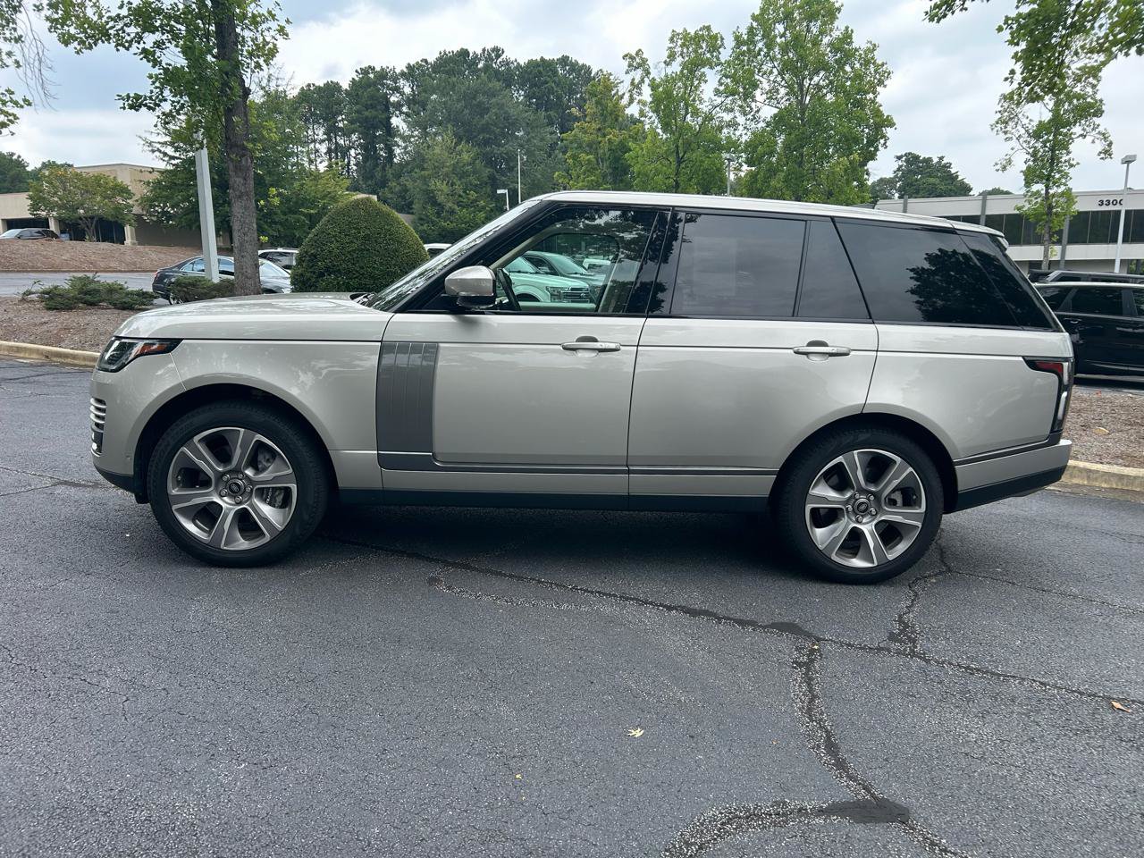 Used 2018 Land Rover Range Rover HSE AWD/4WD image 2