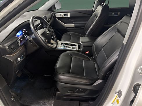 Used 2022 Ford Explorer Limited w/ Equipment Group 301A RWD image 11