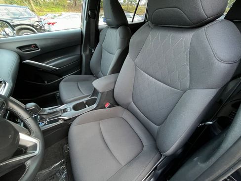 Used 2025 Toyota Corolla Cross LE image 36