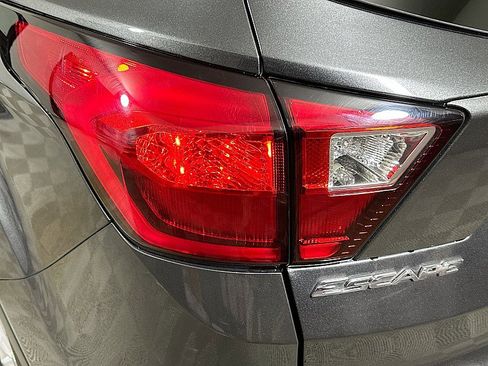 Used 2019 Ford Escape SE image 30