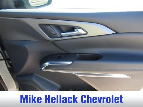 Used 2025 Chevrolet Traverse LT image 11