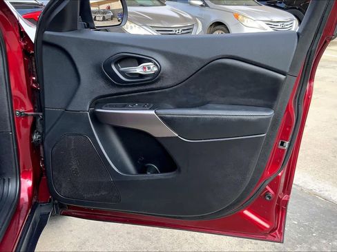 Used 2019 Jeep Cherokee Latitude w/ Popular Appearance Group image 22