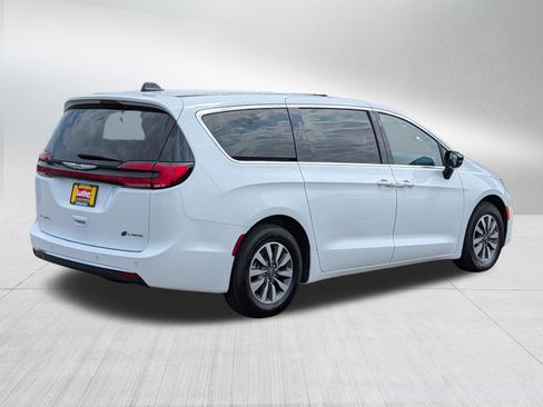 Used 2024 Chrysler Pacifica Limited FWD image 7
