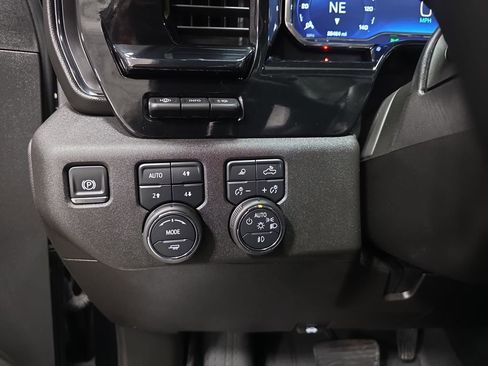 Used 2025 Chevrolet Silverado 2500 ZR2 w/ Technology Package image 26