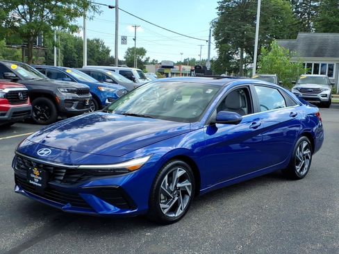 Used 2024 Hyundai Elantra Limited FWD image 3