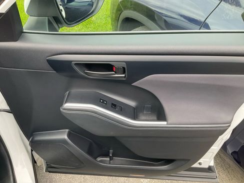 Used 2024 Toyota Highlander LE image 27