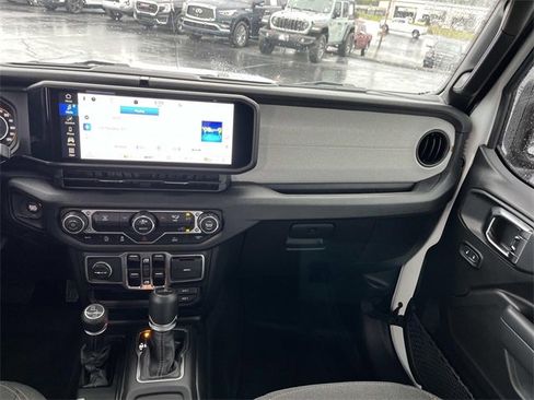 Used 2025 Jeep Gladiator Sport image 14