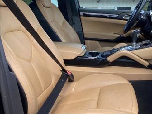 Used 2016 Porsche Cayenne w/ Premium Package AWD/4WD image 30