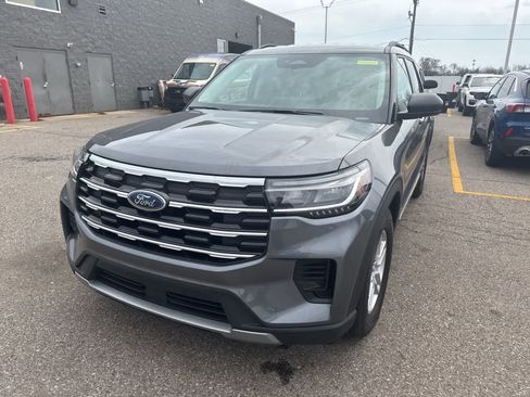 Used 2025 Ford Explorer Active image 3