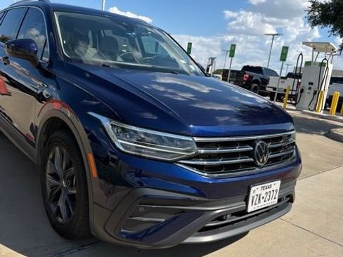 Used 2023 Volkswagen Tiguan SE w/ Panoramic Sunroof Package FWD image 2