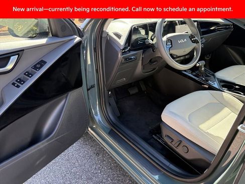 Used 2025 Kia Niro EX image 16