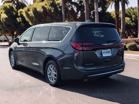Used 2023 Chrysler Pacifica Touring-L FWD image 7