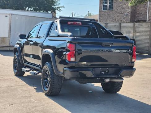 Used 2025 Chevrolet Colorado ZR2 w/ Midnight Edition AWD/4WD image 3