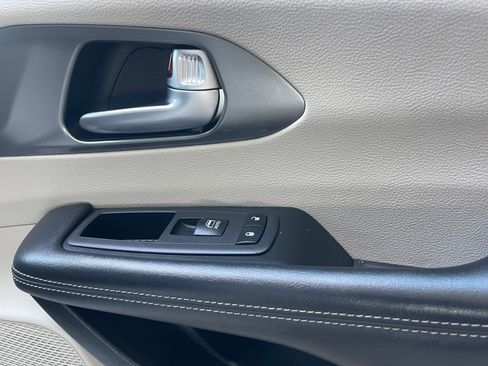 Used 2023 Chrysler Pacifica Touring-L FWD image 27
